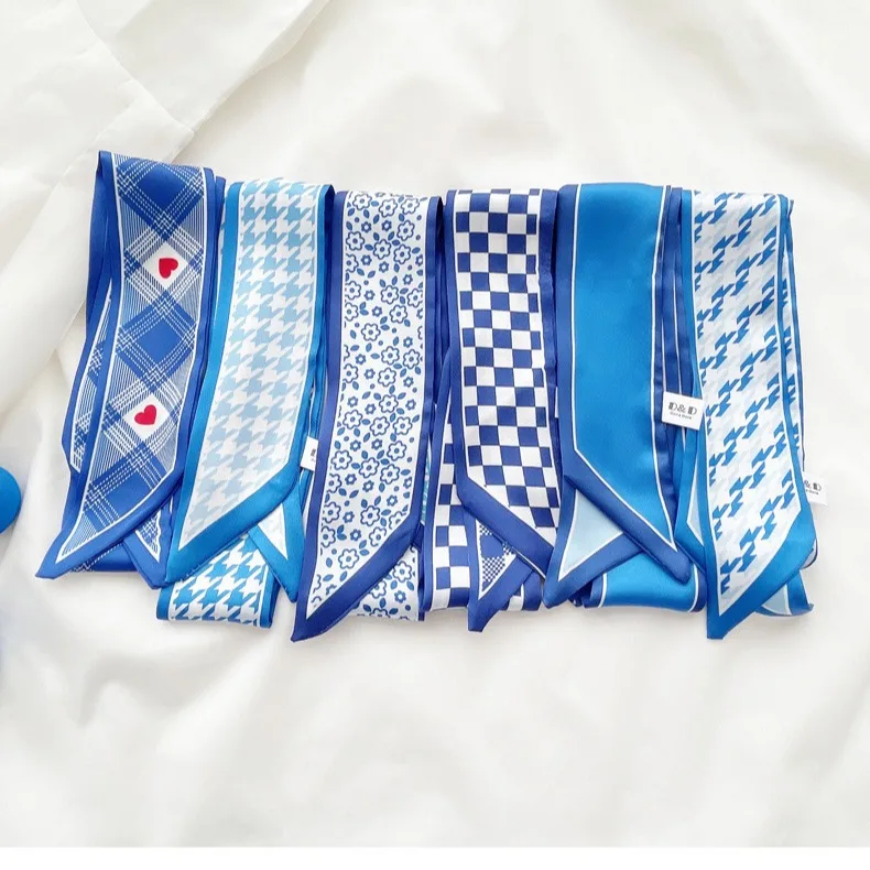 Kleinblauer Seidenschal, neues – Bandana Cotton Bewertung und Preis
